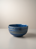 Bol japonais artisanal céramique glaçure bleu profond avec bandes horizontales texturées jeu de lumière subtil