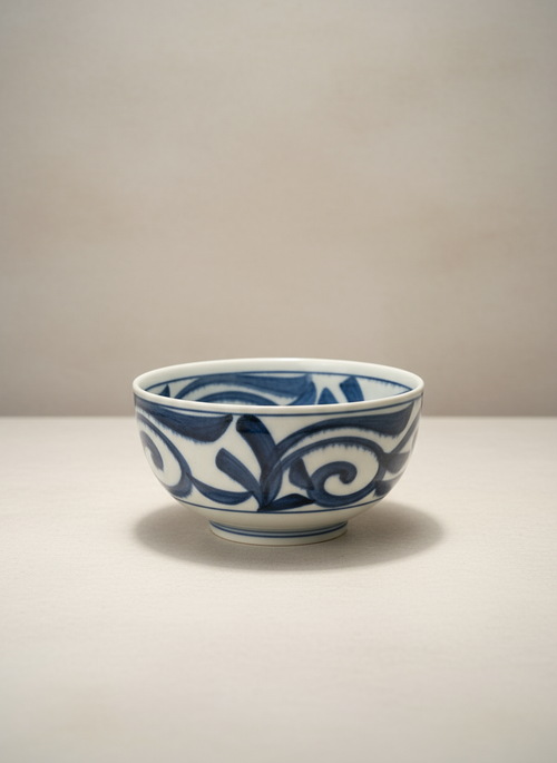 Bol japonais artisanal sur pied avec motifs d'arabesques et spirales bleues fluides style peinture à l'encre sumi-e