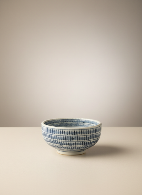 Bol japonais artisanal sur pied avec motif géométrique bleu effet tissage vannerie céramique minimaliste