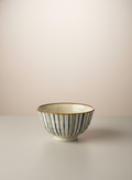 Bol japonais artisanal sur pied blanc avec fines rayures verticales bleues, intérieur crème et rebord doré élégant céramique contemporaine
