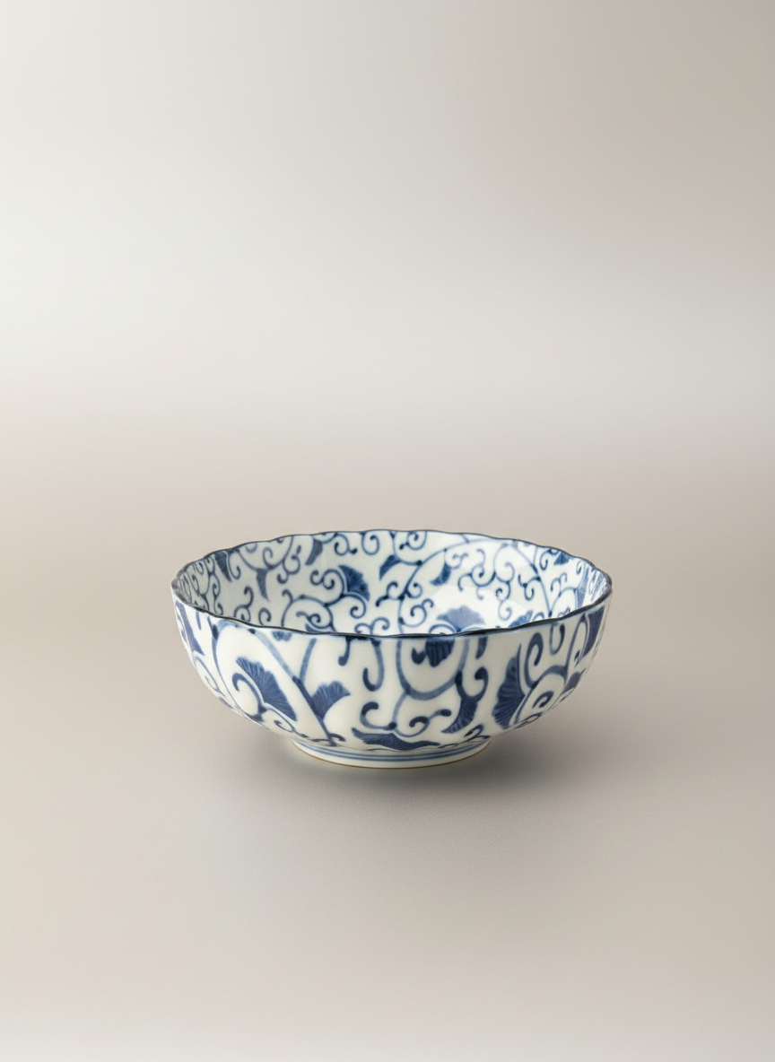 Bol japonais porcelaine fine sur pied avec arabesques et volutes bleues délicates style Sometsuke céramique traditionnelle