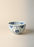 Bol japonais en porcelaine blanche avec arabesques florales bleues sur fond uni luxe