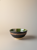 Bol japonais artisanal sur pied vert olive brillant avec bandes brunes horizontales, extérieur noir texturé et rebord ondulé organique