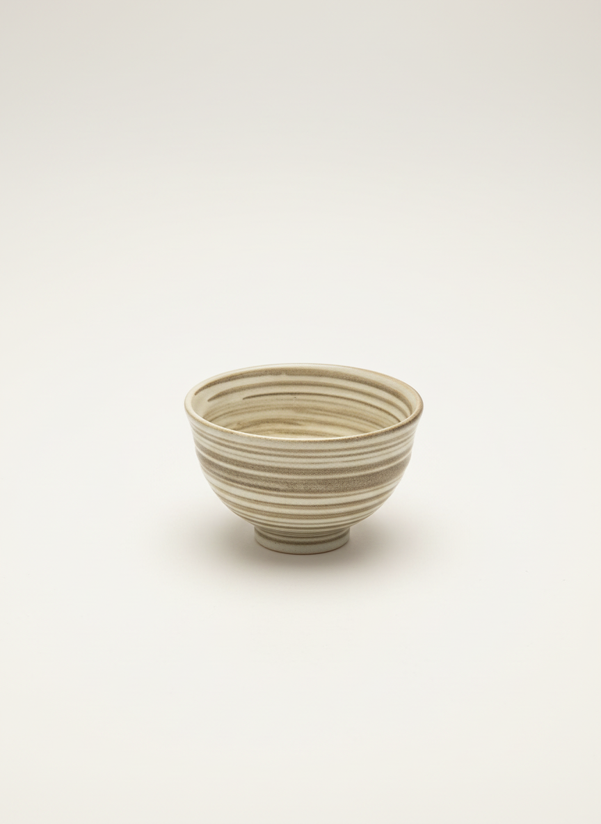 Bol japonais artisanal céramique intérieur crème lisse, extérieur spirales brunes noires tourbillonnantes effet hypnotique zen