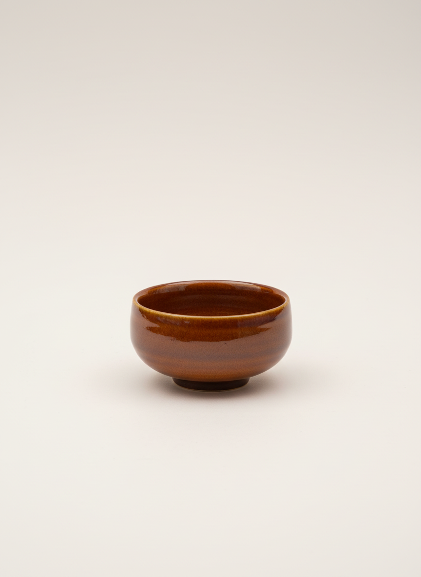Coupelle à saké japonaise ochoko brune terre façonnée à la main céramique artisanale texture irrégulière wabi-sabi