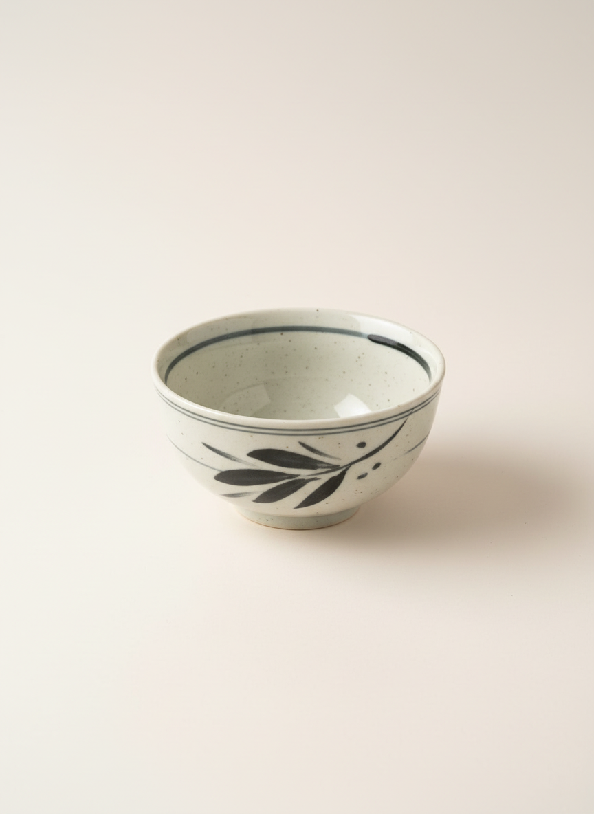 Bol à saké céramique crème motif pinceau noir - Photo produit luxe