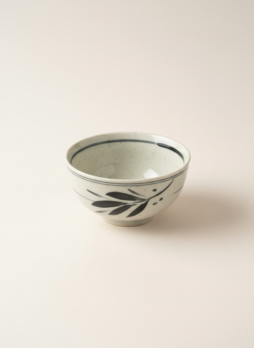 Bol à saké céramique crème motif pinceau noir - Photo produit luxe