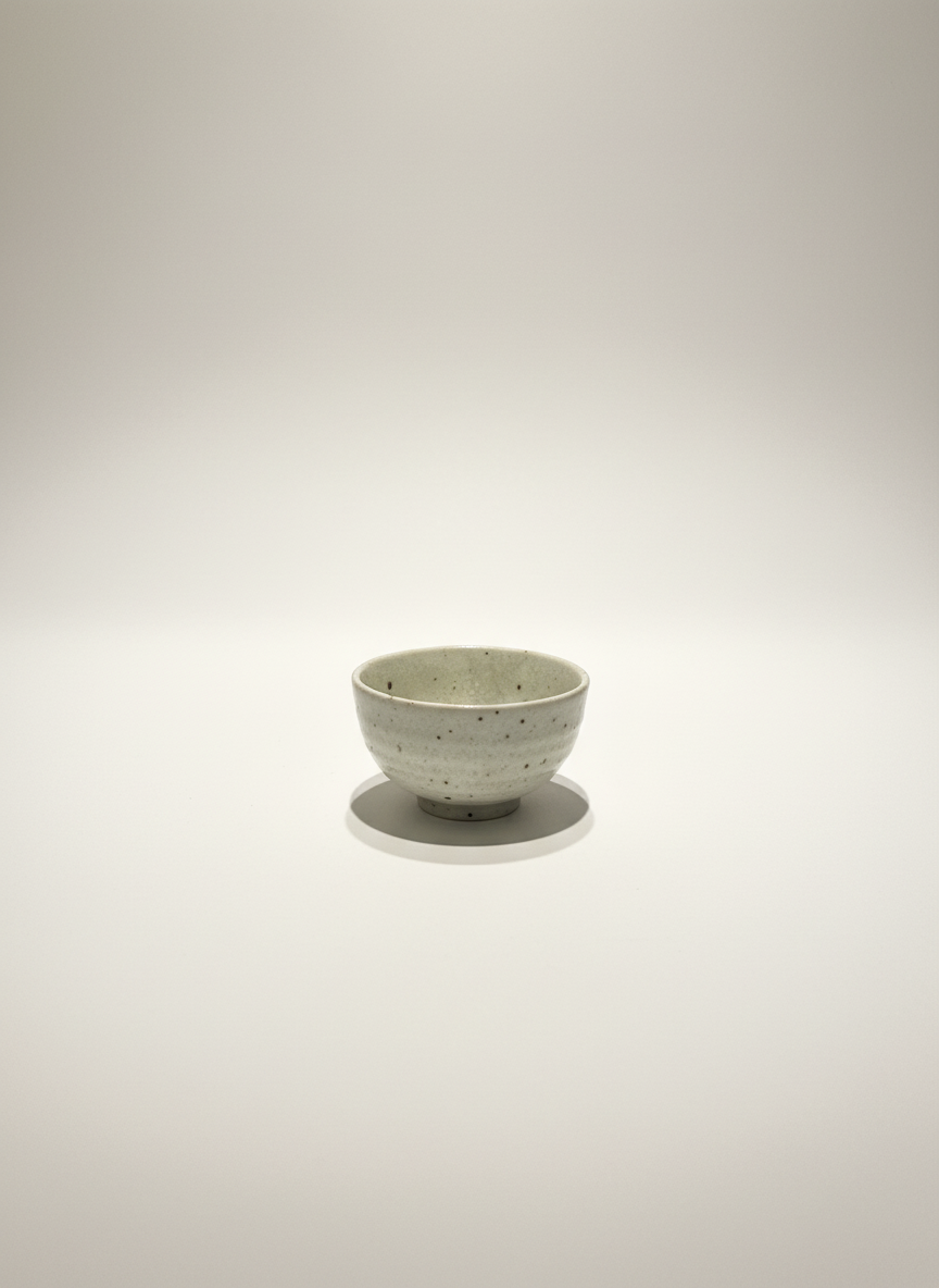 Coupelle à saké japonaise ochoko gris clair minimaliste céramique artisanale réalisée à la main unique