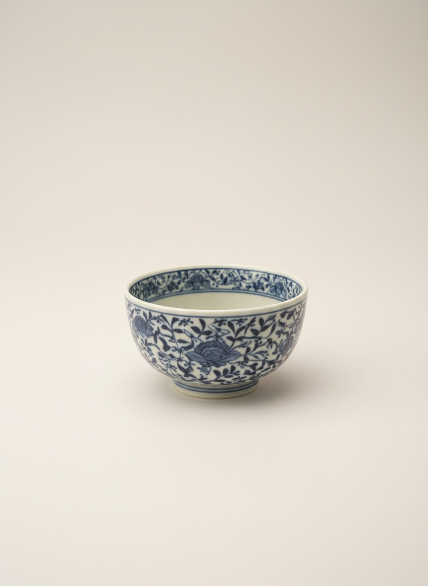 Bol à saké céramique motif floral bleu et blanc - Photo produit luxe