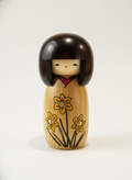 Poupée Kokeshi japonaise traditionnelle Suisen avec motifs de narcisses peints à la main sur bois naturel