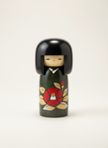 Poupée Kokeshi japonaise traditionnelle Tsubakinosato avec motifs de camélias peints à la main sur bois naturel