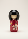 Poupée Kokeshi japonaise traditionnelle Hanawasakura avec kimono rouge et motifs de fleurs de cerisier sakura peints à la main