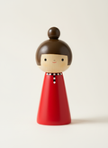 Poupée Kokeshi japonaise moderne Osyaresan l'élégante avec kimono rouge vif et double chignon doré peinte à la main