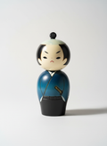 Poupée Kokeshi japonaise traditionnelle Samurai guerrier déterminé peinte à la main avec motifs d'armure