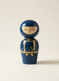 Poupée Kokeshi japonaise traditionnelle Ninja l'ombre silencieuse avec costume de guerrier peint à la main