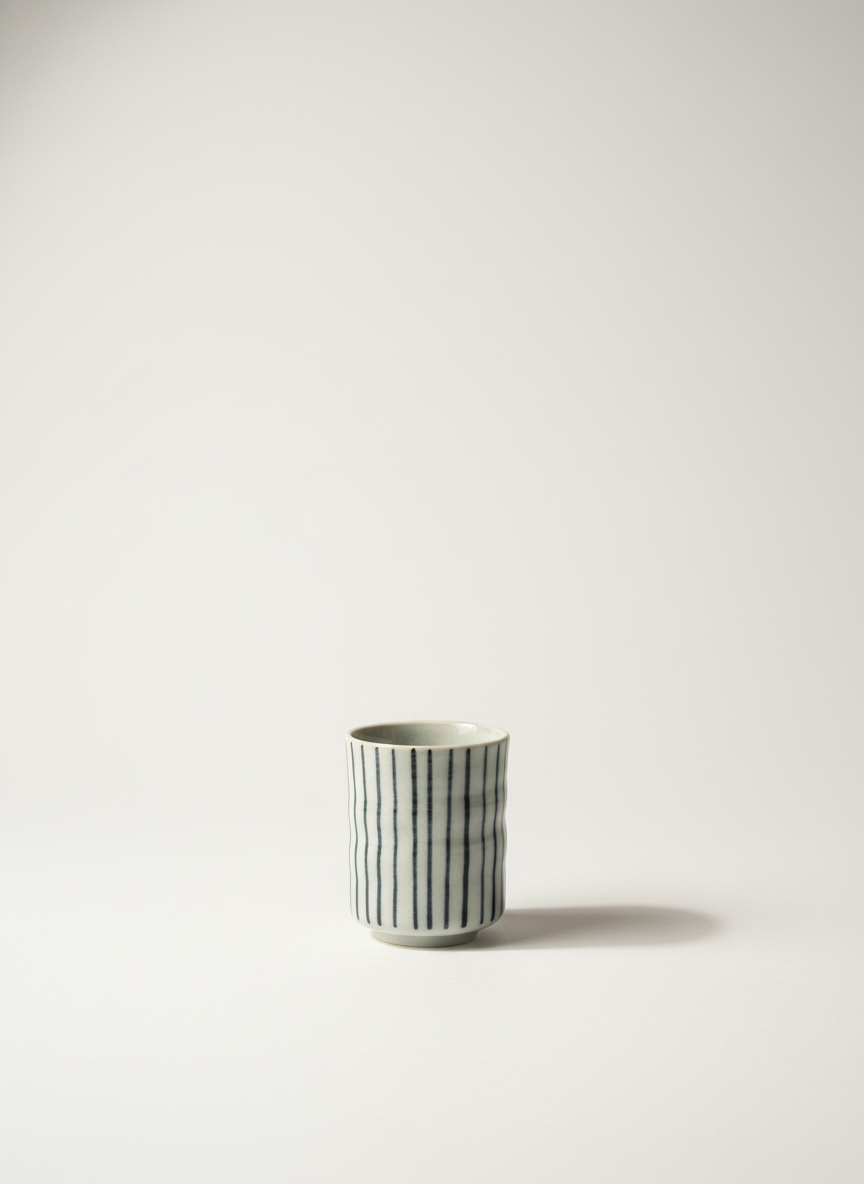 Tasse à thé japonaise yunomi grise avec délicat motif linéaire bleu vertical peint à la main céramique artisanale zen