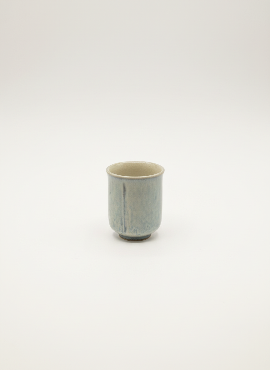 Tasse à thé japonaise yunomi grise mate texture sobre design minimaliste contemporain céramique artisanale élégante