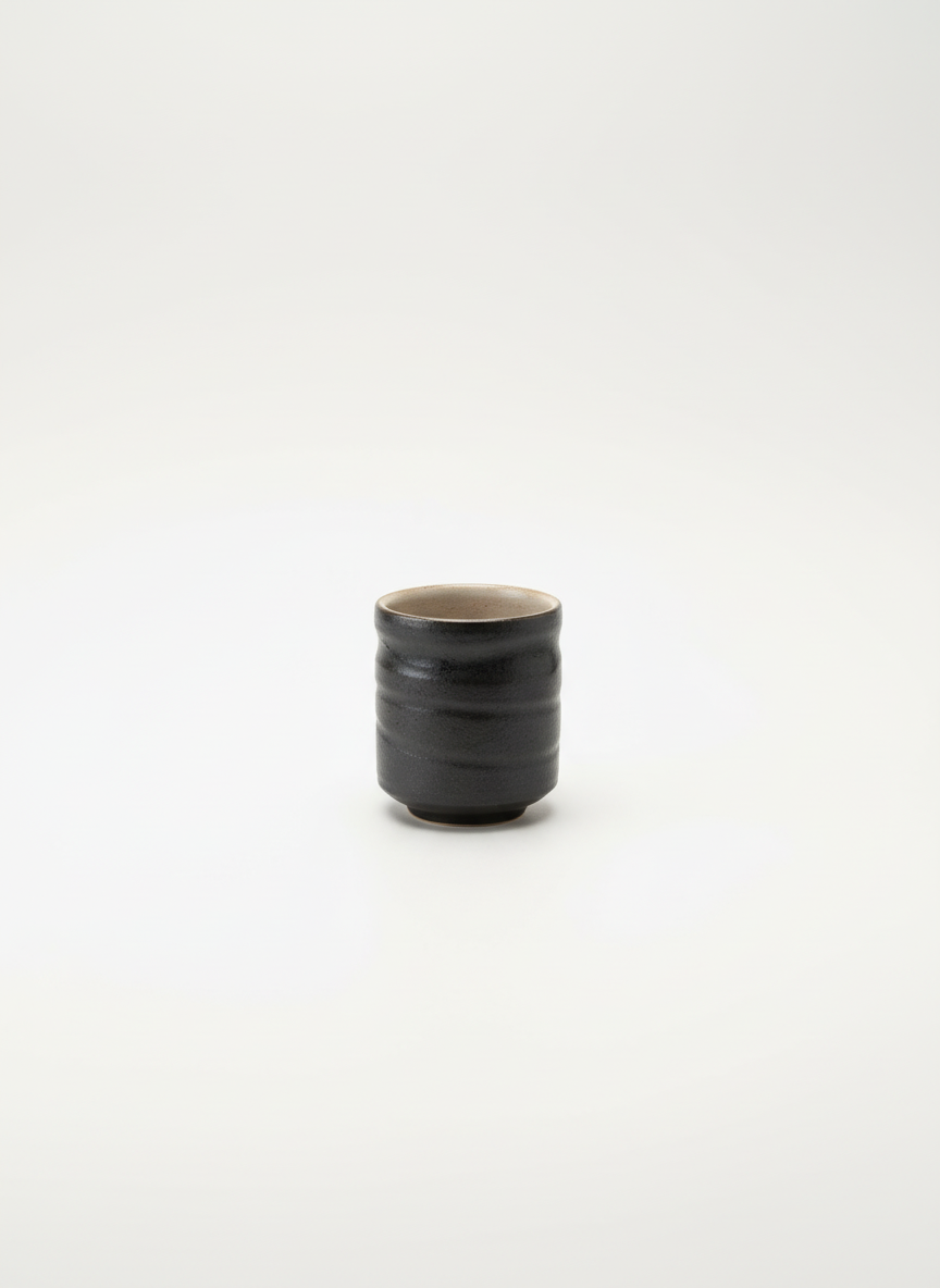 Tasse à thé japonaise yunomi marron terre façonnée à la main céramique artisanale texture brute rustique wabi-sabi